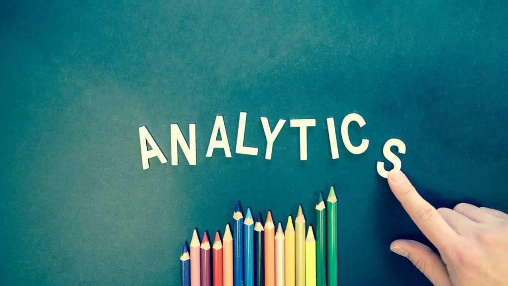 SEO-Tipps & EAT-Konzept: Das ultimative Domain Authority Webseitenverzeichnis Colored pencils and letters spelling 'ANALYTICS' on a textured background with a hand.SEO-Tipps & EAT-Konzept: Das ultimative Domain Authority Webseitenverzeichnis