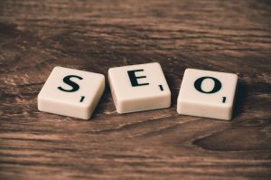 Bilder SEO Sichtbarkeit - 10 wichtige Tipps & FAQs! Scrabble-Steine mit dem Wort SEO - Perfekte Services im digital Marketing und bei Suchmaschinenoptimierungen inklusive Bilder SEO